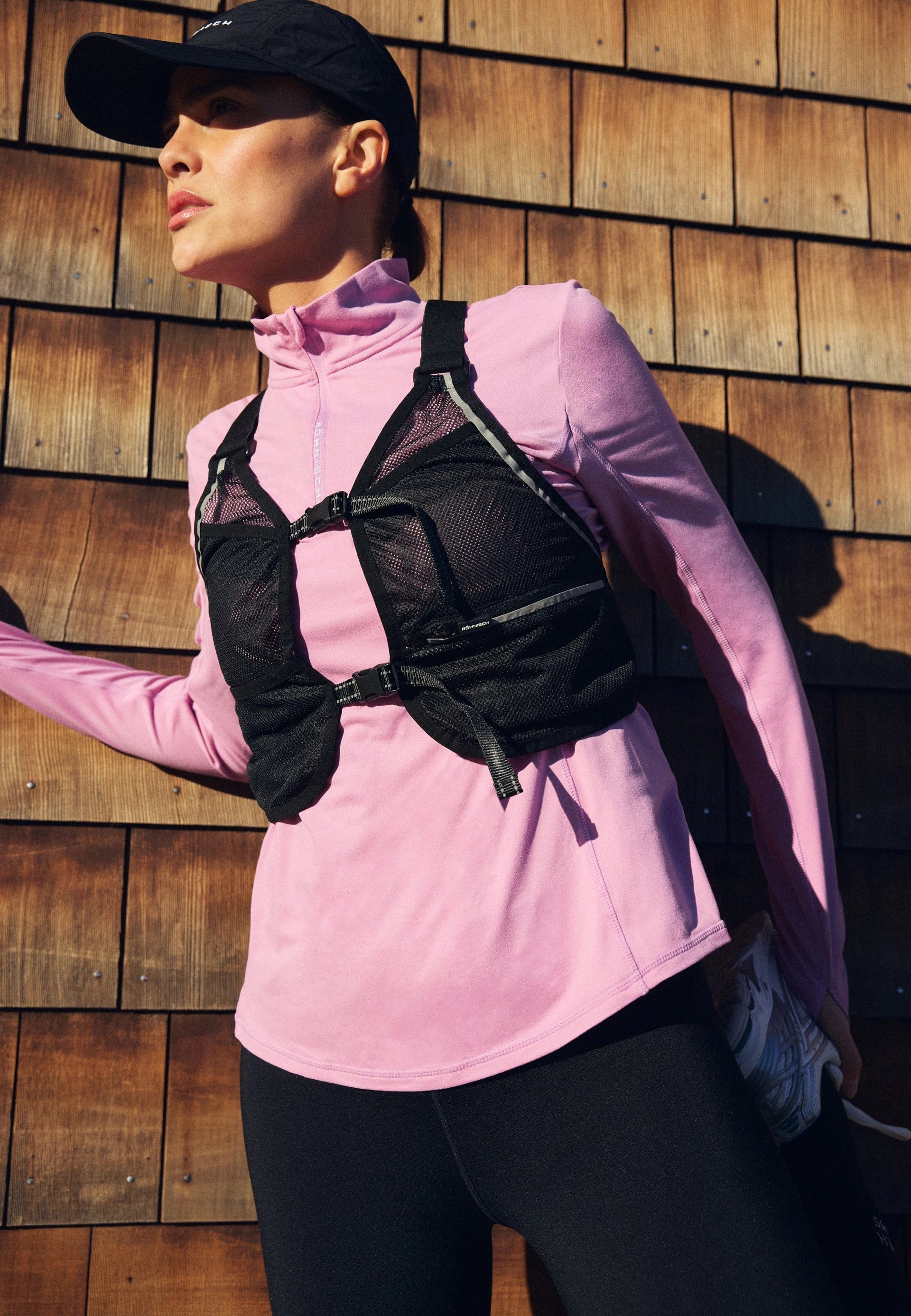 Röhnisch Glowy Running Vest Svart Modelbild