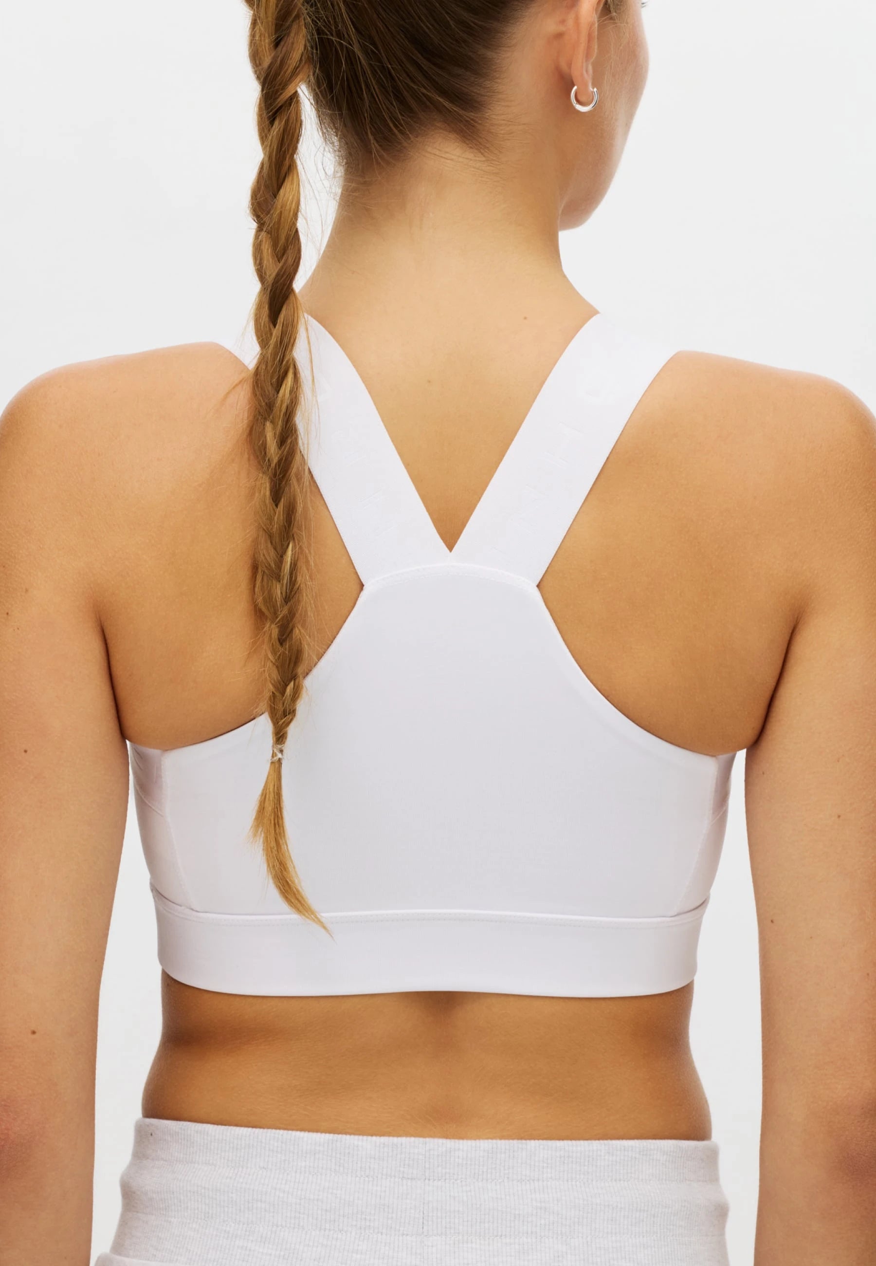 Röhnisch Kay Sports Bra White – ryggbild med brottarrygg och elastiskt band
