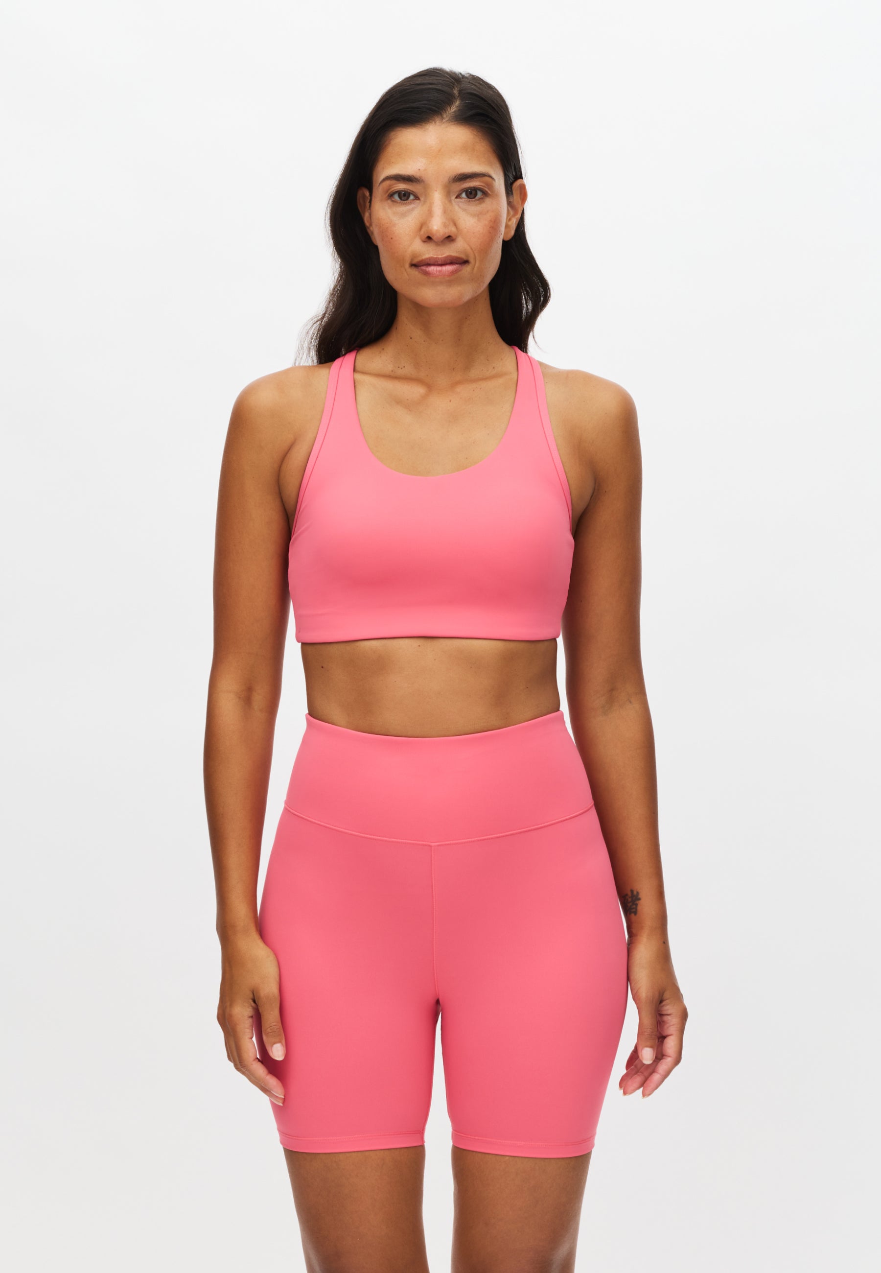 Röhnisch Legacy Sports Bra Fruit Dove – rosa sport-bh med medium support, frontvy på modell