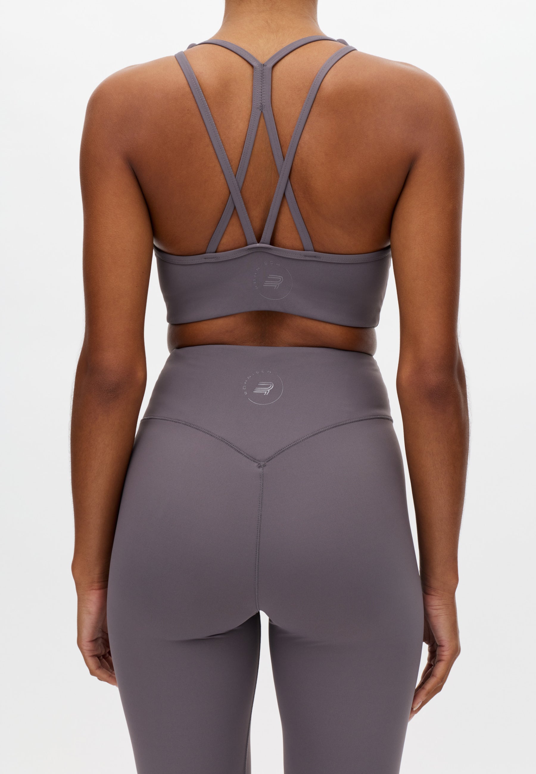 Röhnisch Legacy Sports Bra Smoky Lavender – bakvy med korsade band på modell