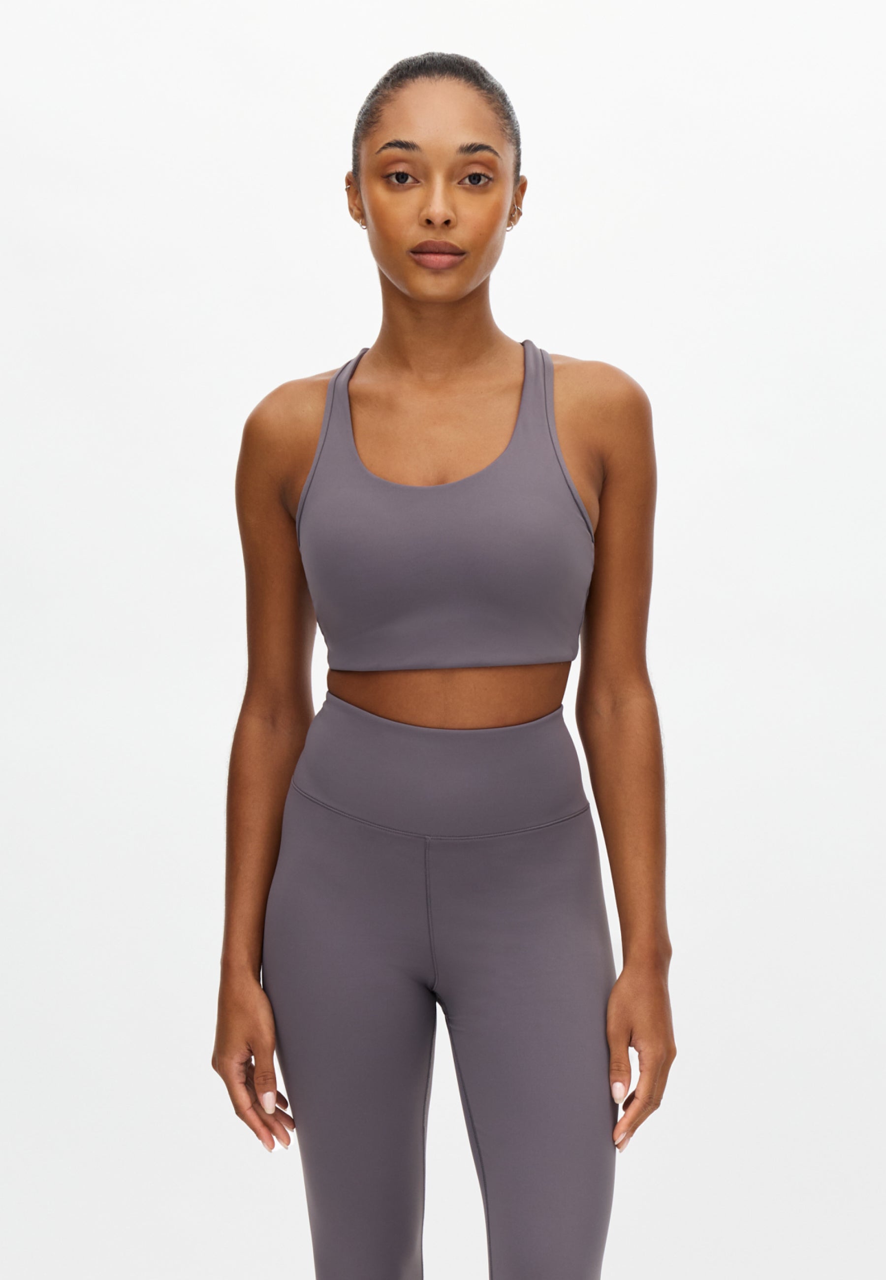Röhnisch Legacy Sports Bra Smoky Lavender – lila sport-bh med medium support, frontvy på modell