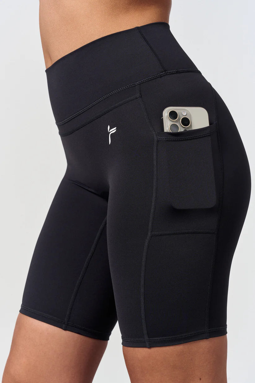 FAMME Long Techna Shorts Svart – Träningsshorts med Fickor