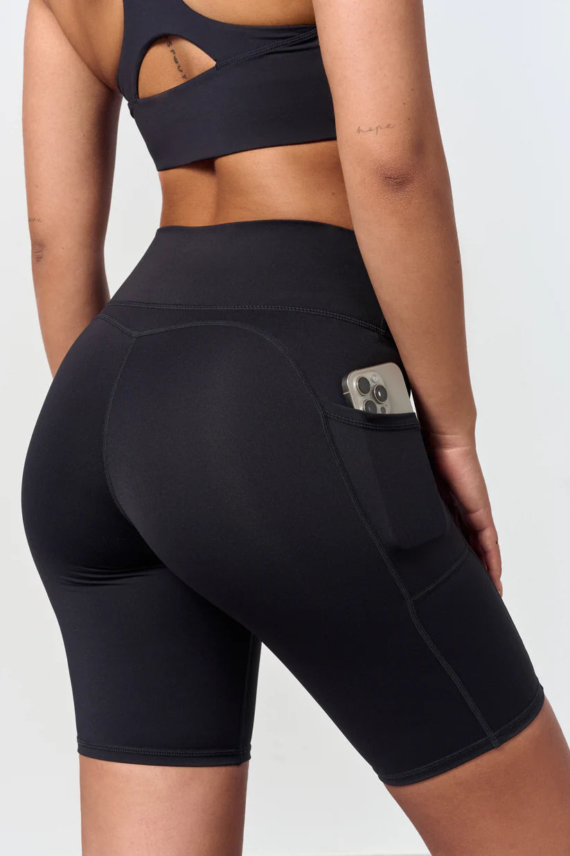 FAMME Long Techna Shorts Svart – Träningsshorts med Fickor