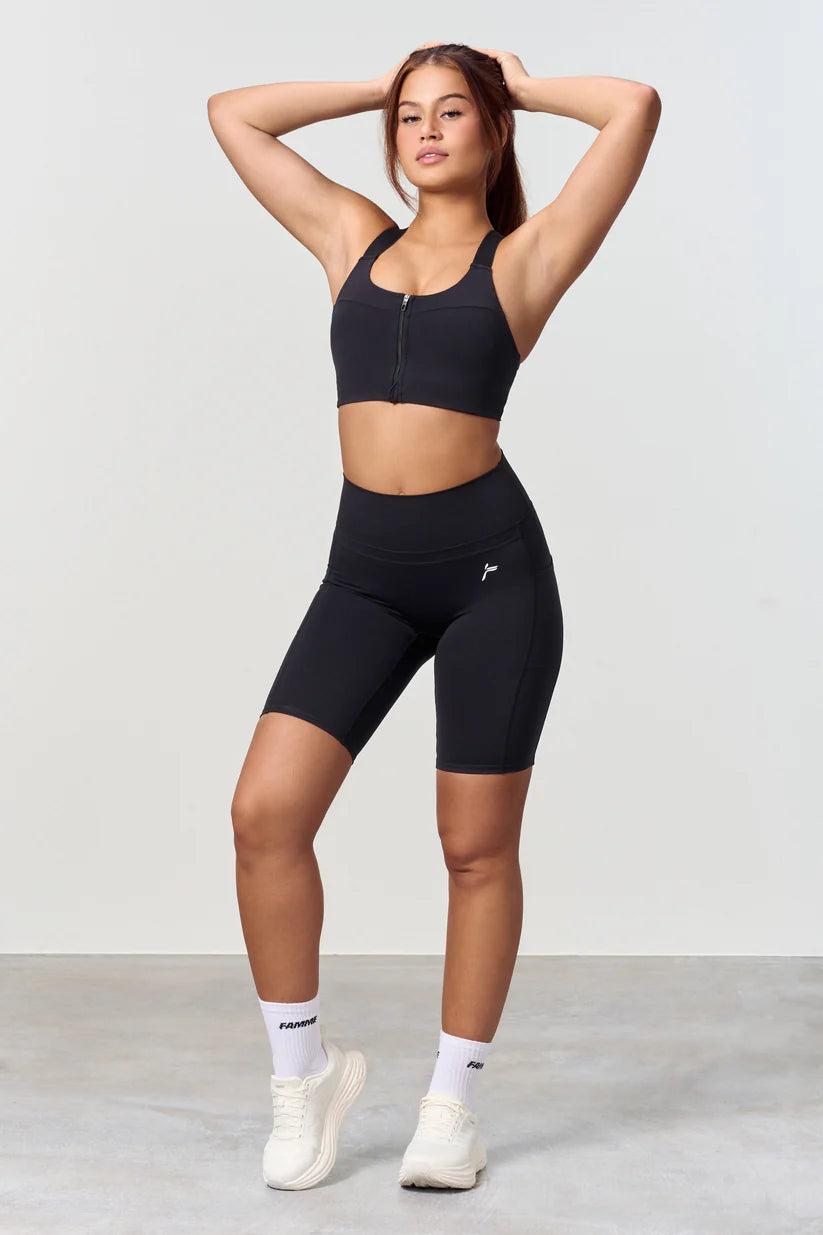 FAMME Long Techna Shorts Svart – Träningsshorts med Fickor